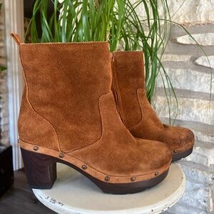 Clarks Ledella Abby Suede Ankle Boots Size 7.5 Sherpa Lined Studs Boho Festival